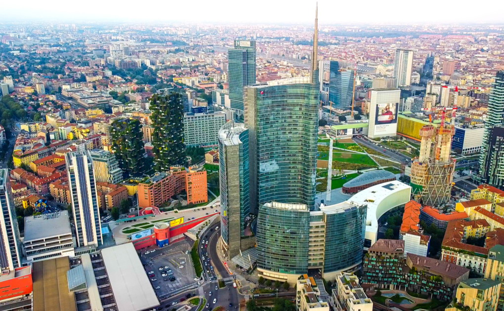 Unicredit - Smentisce i rumors sull'acquisto della quota Delfin in MPS